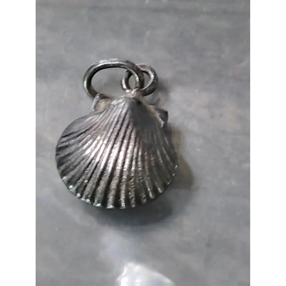 N/A seashell charm